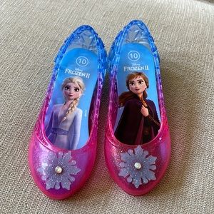 EUC Girls frozen light up slippers, size 10